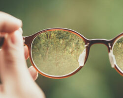 Kupujete si nové okuliare? Tipy a triky, ako pri tom ušetriť!